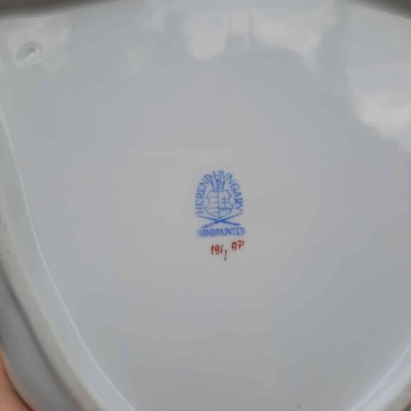 Herend Chinese Flower Pattern, 'Raspberry', Hand Painted Porcelain Triangle Dish - Picture 5 of 7